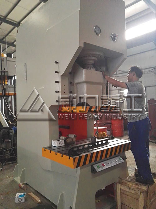 200噸液壓沖床調(diào)試中