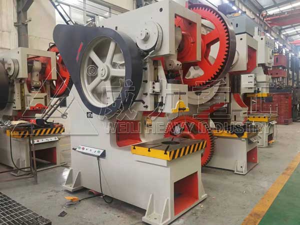 125噸機(jī)械深喉沖床生產(chǎn)車間