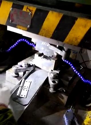 80噸沖床沖孔門折頁的現場